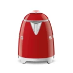 نمای نزدیک کتری برقی SMEG KLF03 قرمز با طراحی کلاسیک ایتالیایی