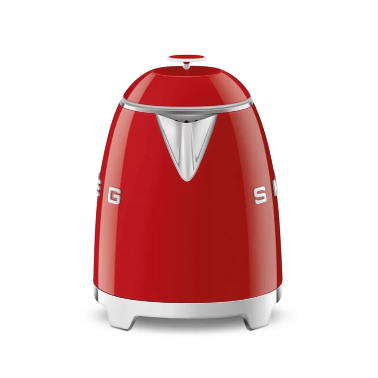 نمای نزدیک کتری برقی SMEG KLF03 قرمز با طراحی کلاسیک ایتالیایی