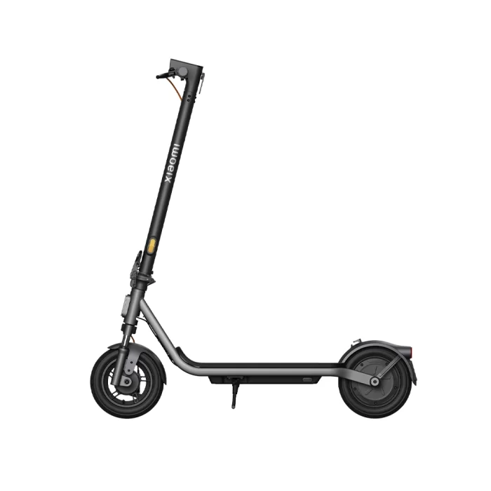 نمای جلو Xiaomi Electric Scooter 6 Lite با چراغ روشن