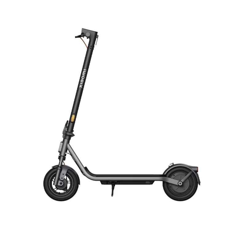 نمای جلو Xiaomi Electric Scooter 6 Lite با چراغ روشن