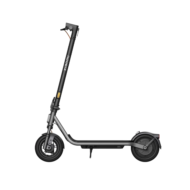 نمای جلو Xiaomi Electric Scooter 6 Lite با چراغ روشن