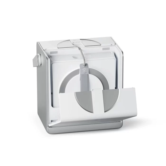 ربات شیشه شوی هوشمند Ecovacs Winbot W2 Pro Omni در حال تمیزکاری پنجره