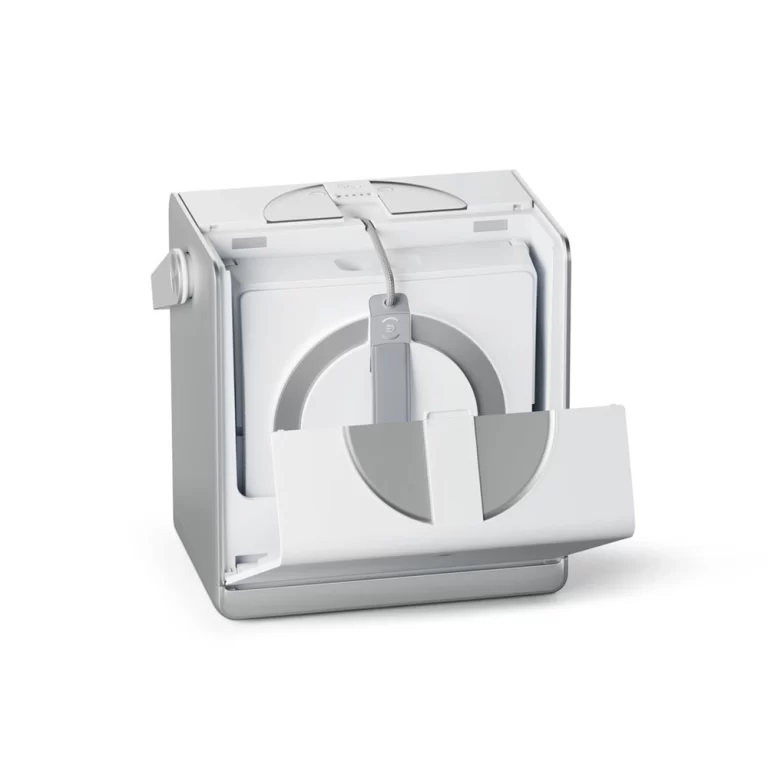 ربات شیشه شوی هوشمند Ecovacs Winbot W2 Pro Omni در حال تمیزکاری پنجره