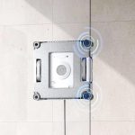 ربات شیشه‌شوی WINBOT W2S PRO هنگام نظافت پنجره