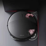 تمیز کردن گوشه‌ها و تی‌کشی دقیق لبه‌ها با جارو رباتیک روبوراک Saros 20X Black